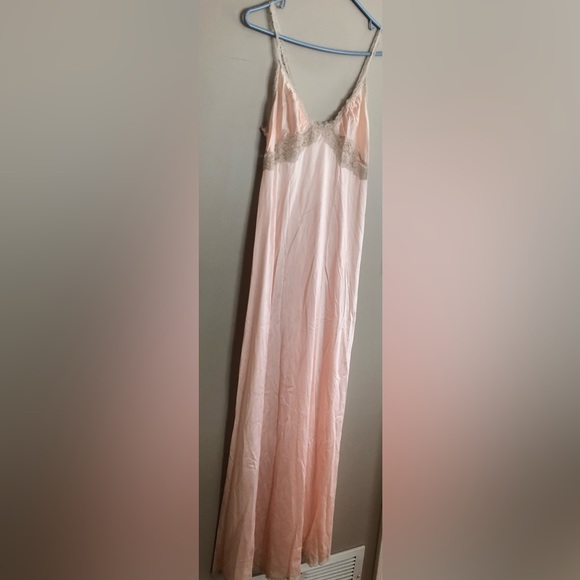 Vanity Fair Other - Vintage VANITY FAIR Peach & Lace Nightgown  Size 32